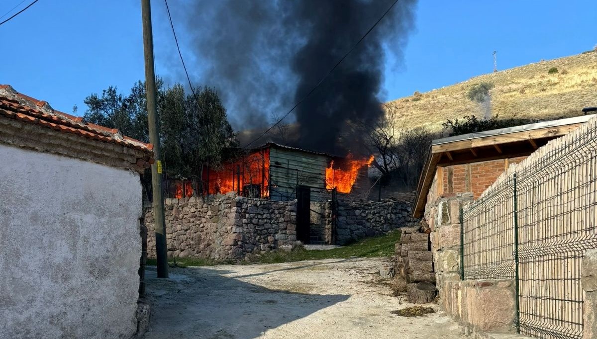 Çanakkale’de yanan ev kullanılamaz hale geldi Çanakkale’de yanan ev kullanılamaz hale geldi