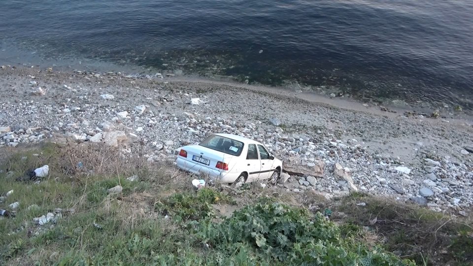 İstanbul'da otomobil kumsala uçtu - 2