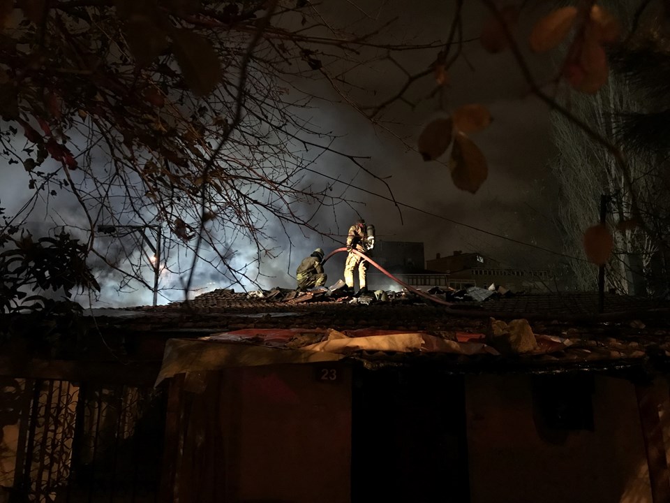Ataşehir'de gecekondu yangını - 1
