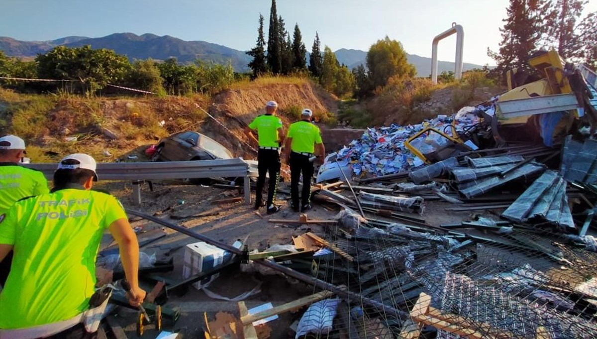 Aydın'da feci kaza: 2 ölü, 4 yaralı Aydın'da feci kaza: 2 ölü, 4 yaralı