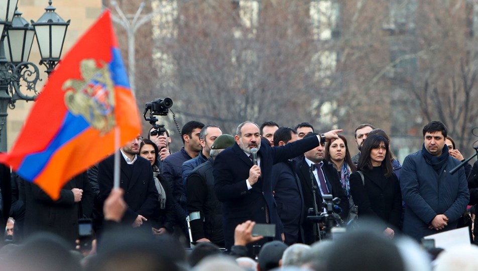Ermenistan'da erken seçim: Paşinyan'ın partisi önde götürüyor