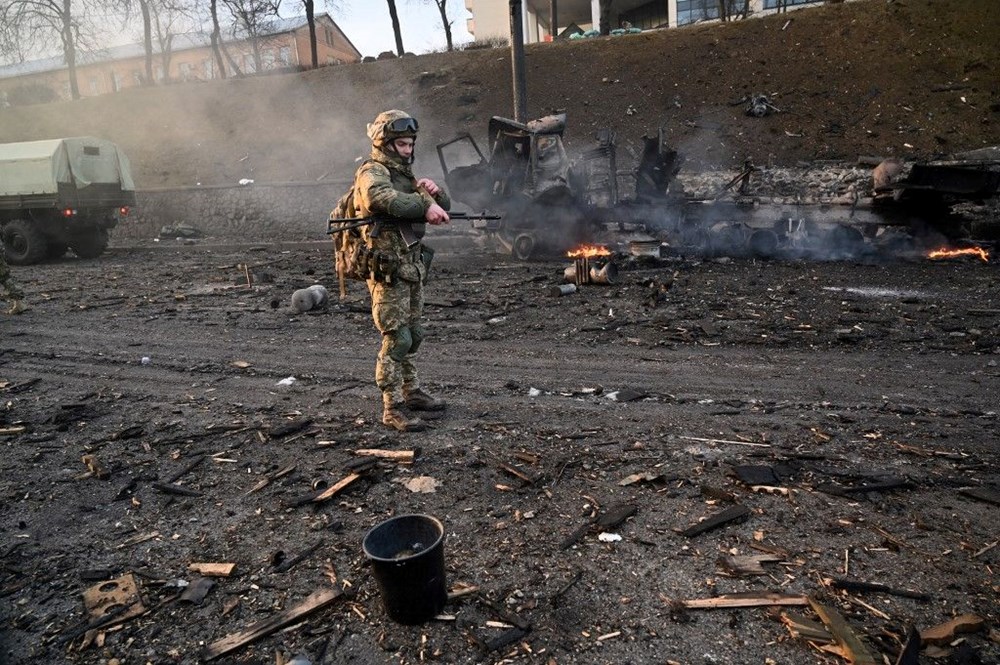 Rusya'nın saldırısının 3. gününde Ukrayna'dan fotoğraflar - 8