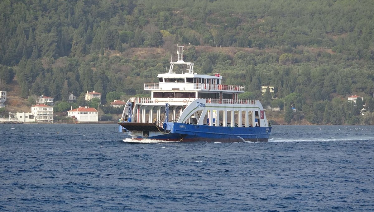 Gökçeada ve Bozcaada feribot seferlerine fırtına engeli