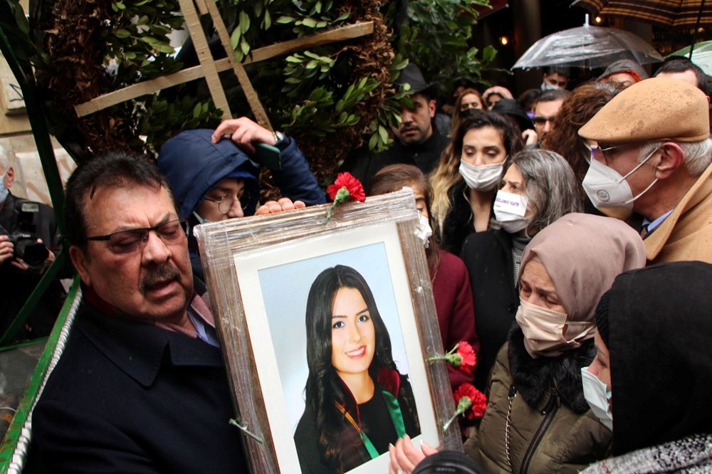 Eski nişanlısı tarafından öldürülen avukat Dilara Yıldız, son yolculuğuna uğurlanıyor - 16