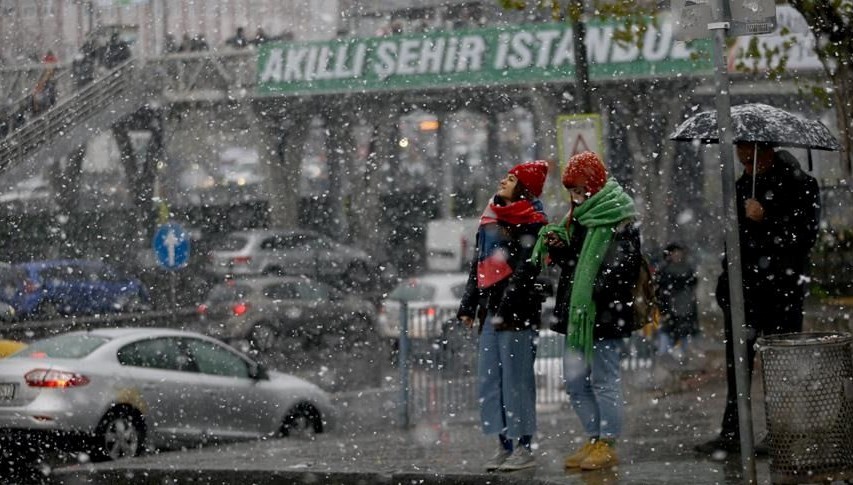 İstanbul'a beklenen kar geldi: AKOM'dan son dakika uyarısı (Kar yağışı ne kadar sürecek?)