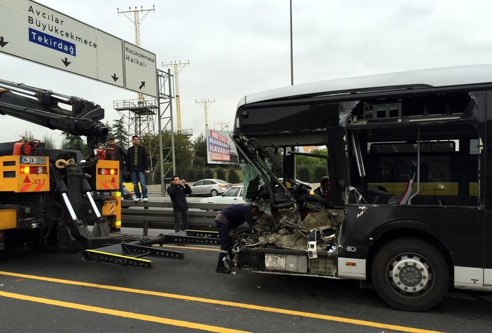 Metrobüs ile otomobil çarpıştı: 5 yaralı - 3