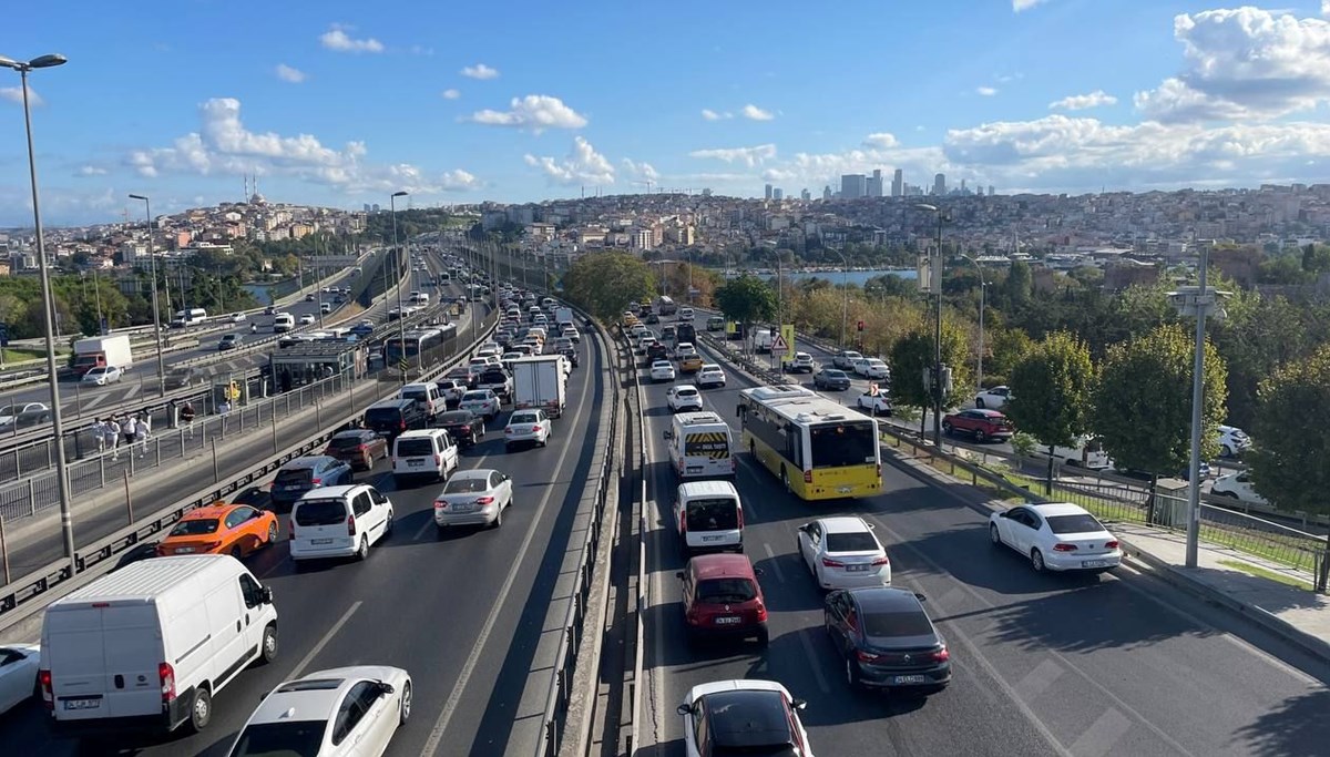 Okulların açılmasıyla İstanbul'da trafik yoğunluğu arttı