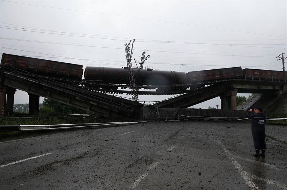 Разрушенный жд мост. Уничтожен жд мост. Уничтожен жд мост. Уничтожен жд мост. Взорванный мост станица луганская.