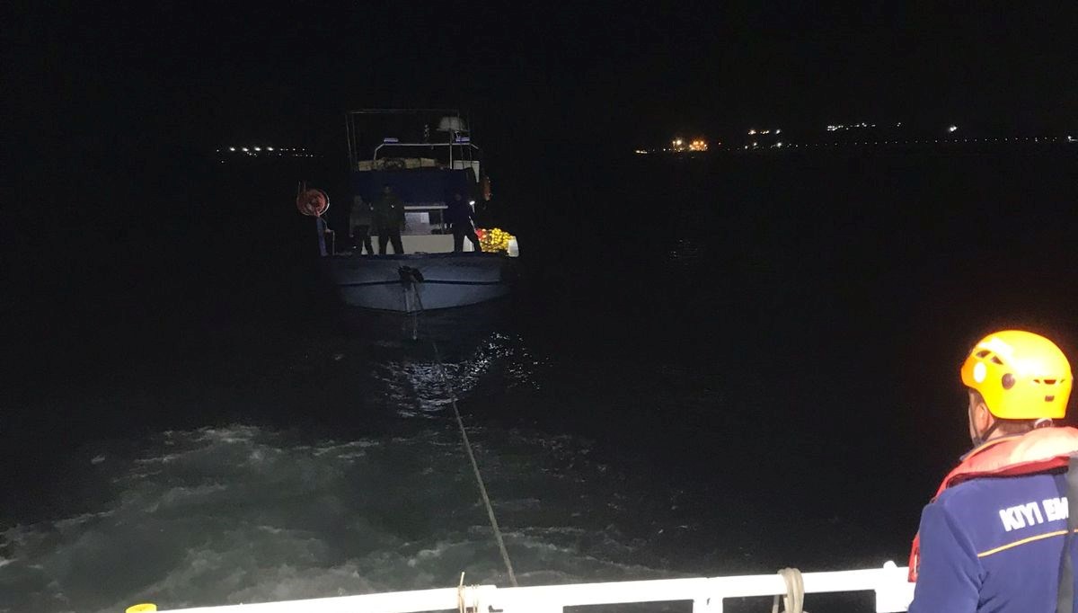Arnavutköy açıklarında sürüklenen tekne kurtarıldı Arnavutköy açıklarında sürüklenen tekne kurtarıldı