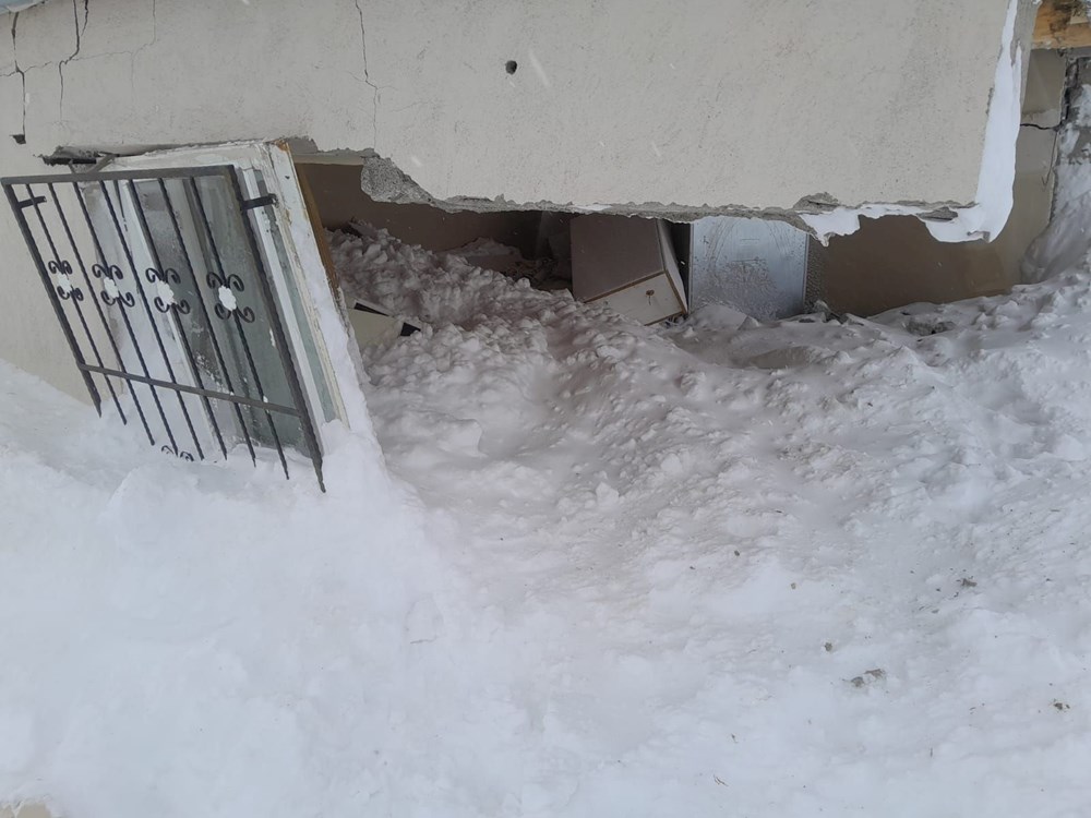 Van’da evin üzerine çığ düştü - 1
