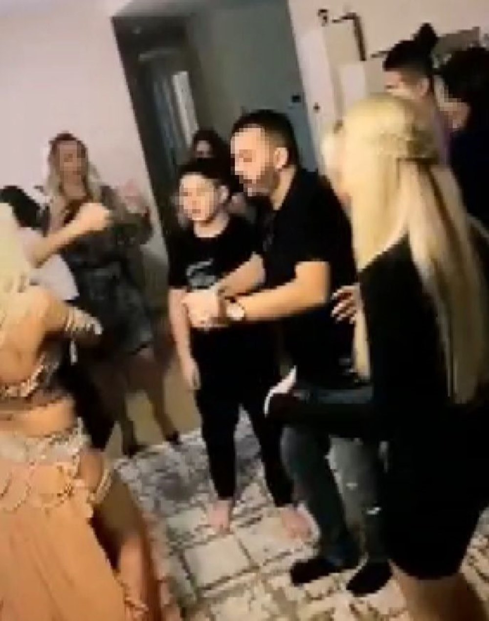 Bursa'da dansözlü yılbaşı eğlencesine polis baskını - 7