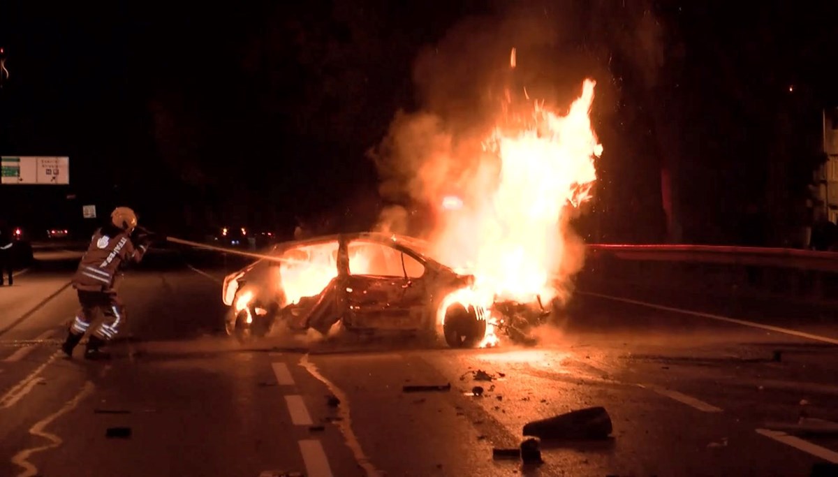 Esenler'de takla atan otomobil alev aldı