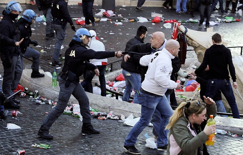 Feyenoord taraftarı Roma’da terör estirdi, tarihi çeşme de yaralı! - 1