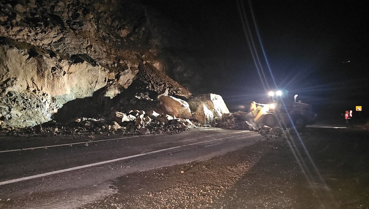 Artvin-Ardahan kara yolunda heyelan: Ulaşım kontrollü sağlanıyor