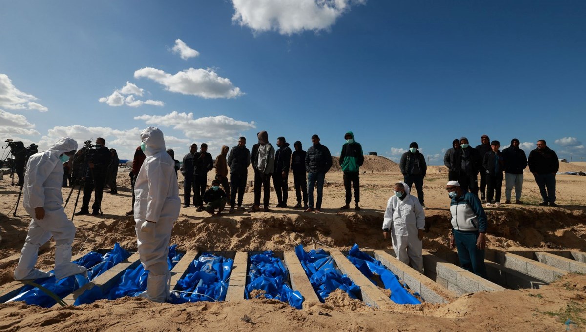 İsrail Gazze'de yüzlerce Filistinlinin toplu defnedildiği mezarlığı bombaladı