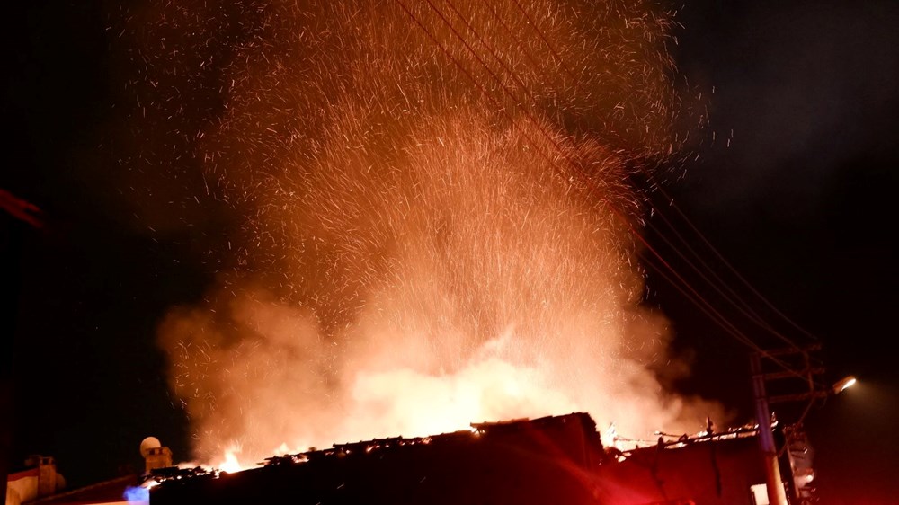 Edirne'de tarihi ahşap bina alev alev yandı - 13