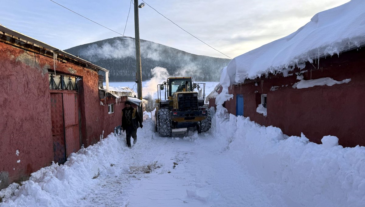 Ardahan'da kar yağışı ulaşımı aksatıyor