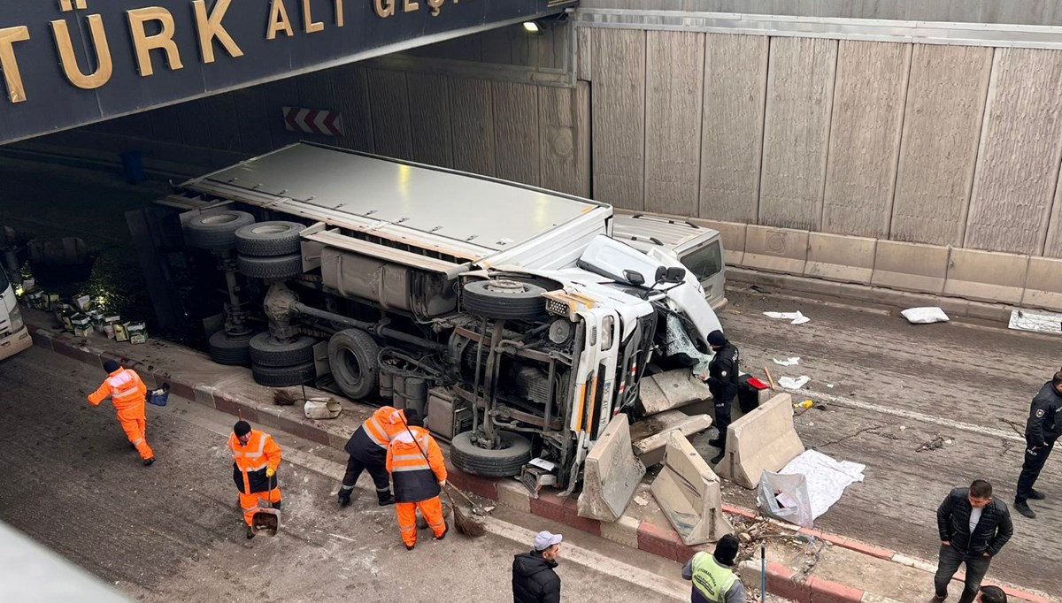 Alt geçitte faciadan dönüldü: Beton bariyerleri aşıp karşı şeride devrildi