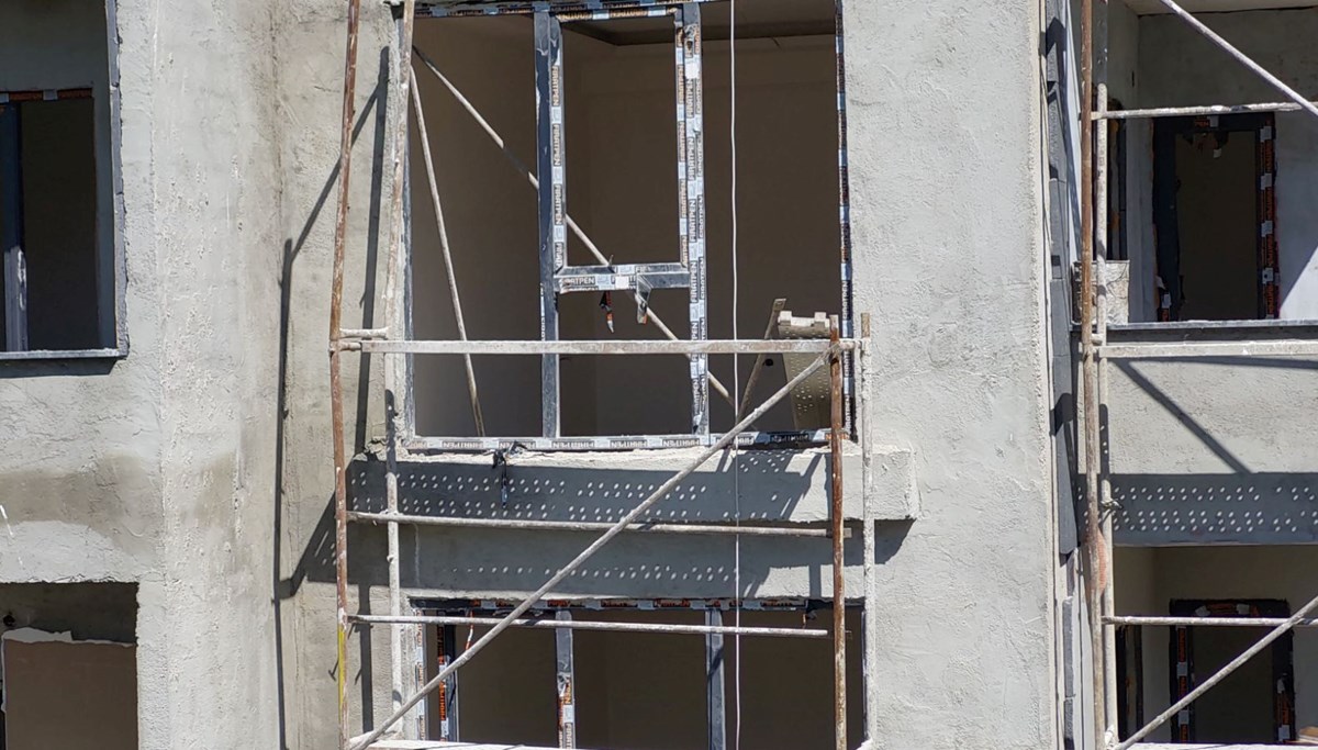 İnşaat merdivenlerinden yuvarlanan işçi yaralandı