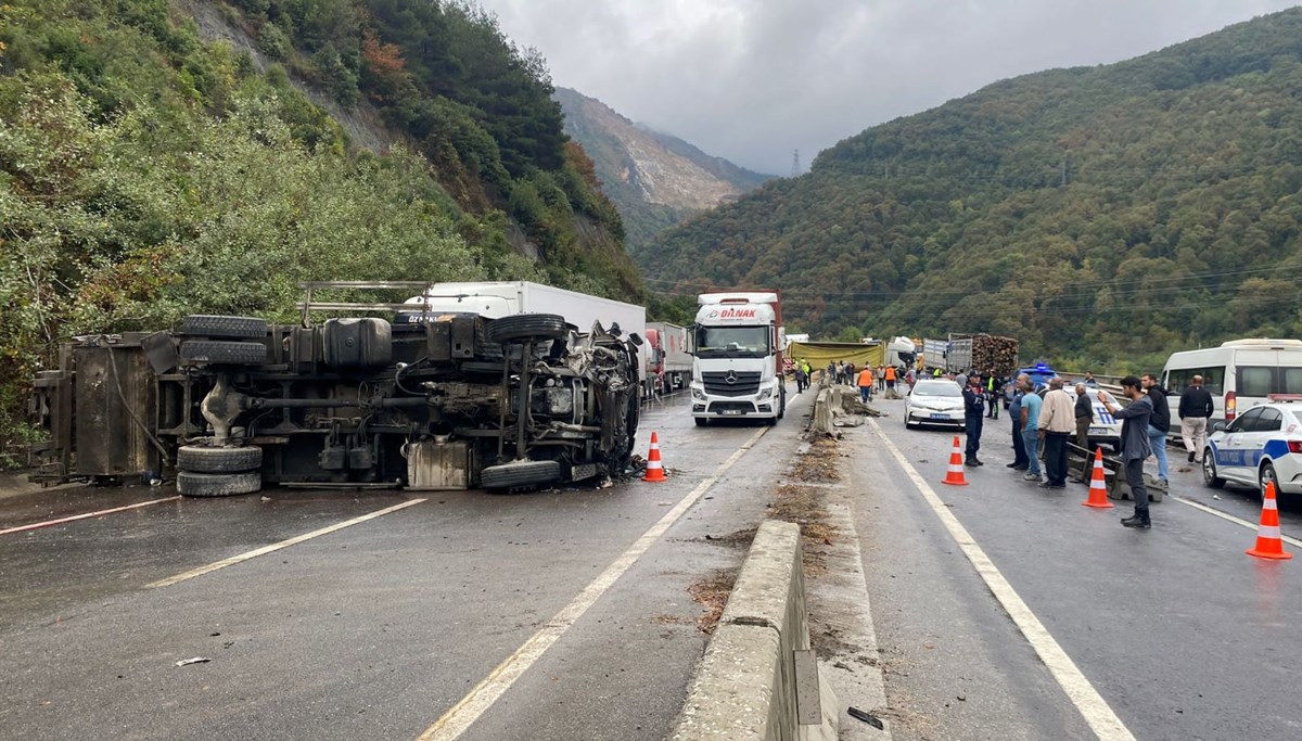 2 TIR ve 2 kamyon kaza yaptı, D-650 karayolu ulaşıma kapandı