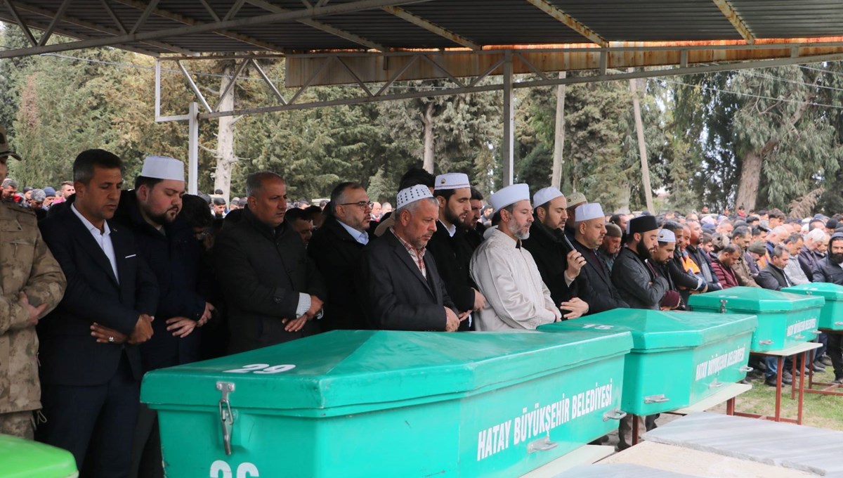 Hatay'da işçi servisi TIR'a çarptı: Kazada ölen 6 kişi son yolculuğuna uğurlandı Hatay'da işçi servisi TIR'a çarptı: Kazada ölen 6 kişi son yolculuğuna uğurlandı