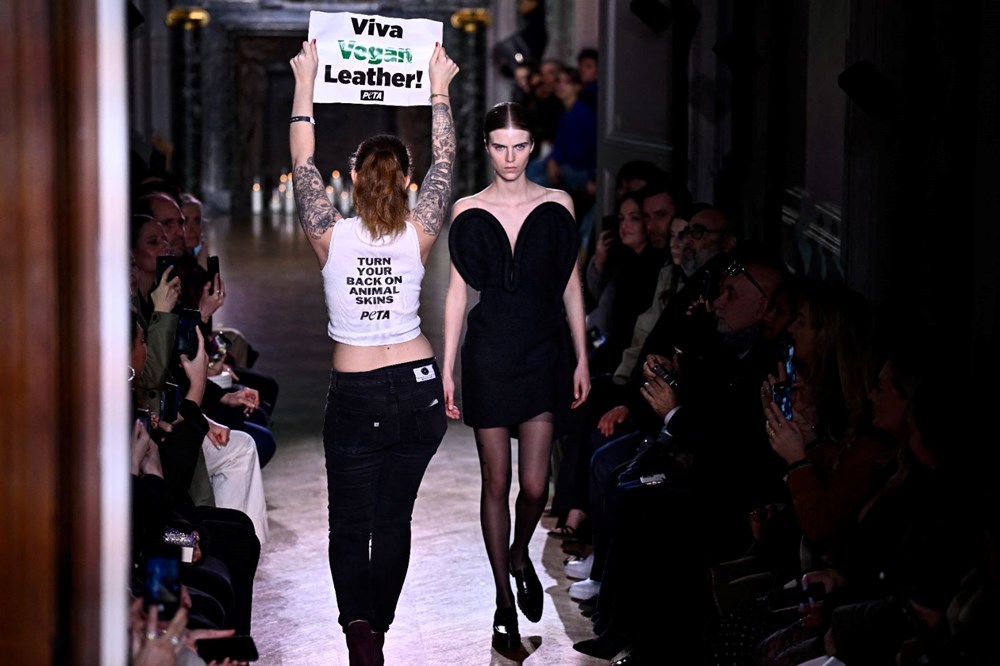Koltuk değnekleriyle podyuma çıktı: Victoria Beckham'ın defilesinde protesto - 6
