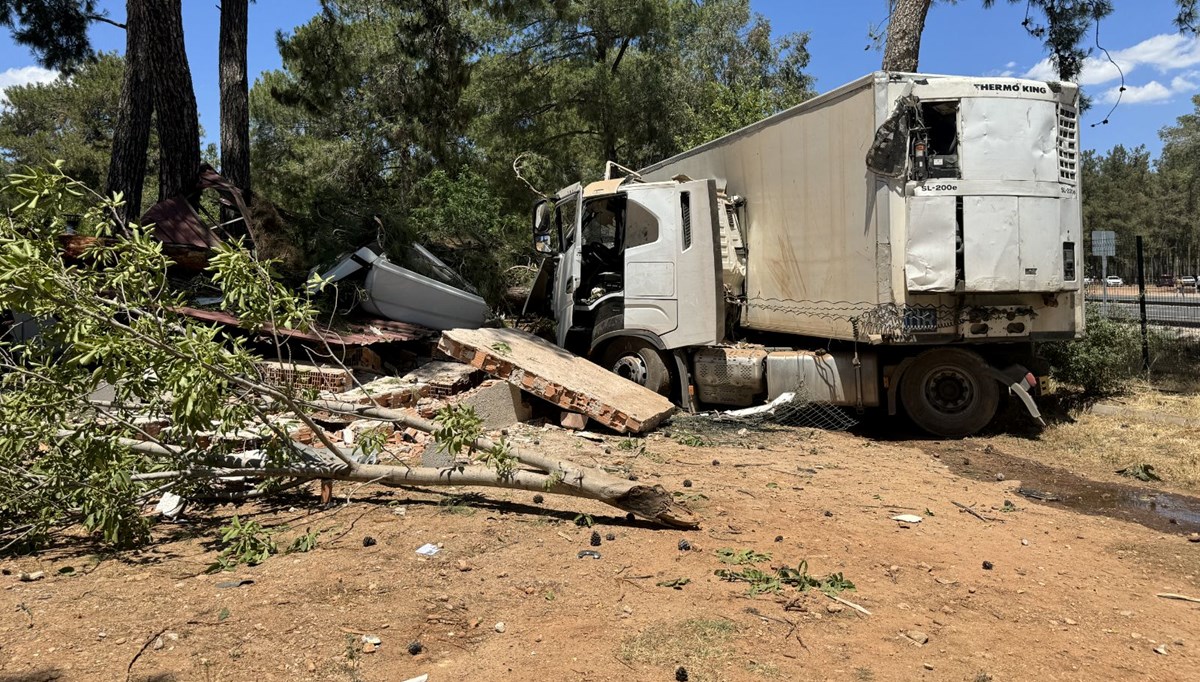 Antalya'da TIR yoldan çıktı: Depoya çarparak durabildi Antalya'da TIR yoldan çıktı: Depoya çarparak durabildi
