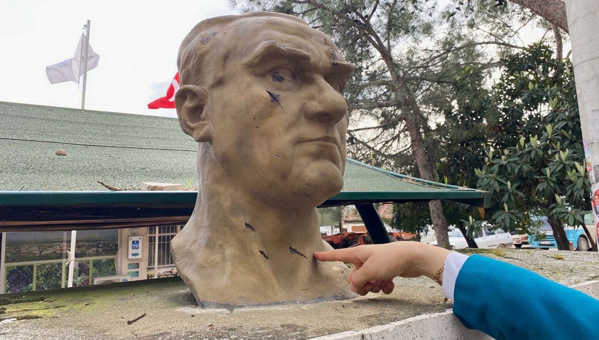Manisa’da Atatürk büstüne baltalı saldırı