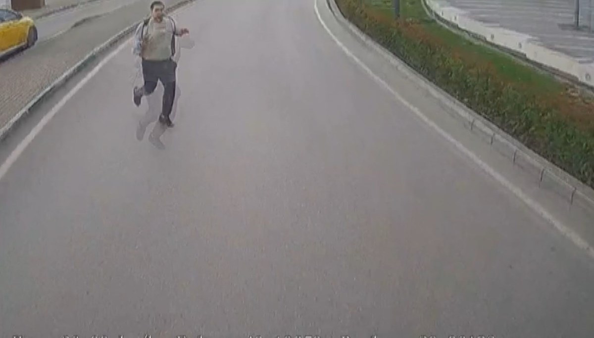 Tartıştığı taksicilerden kaçan genç, otobüsün önüne atladı Tartıştığı taksicilerden kaçan genç, otobüsün önüne atladı