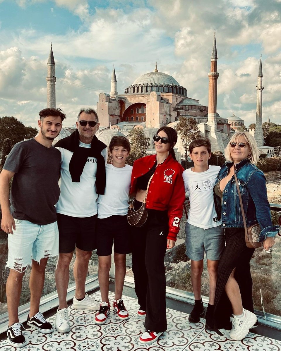 Wanda Nara'dan İstanbul turu: Ailesiyle Ayasofya'nın önünde poz verdi - 1