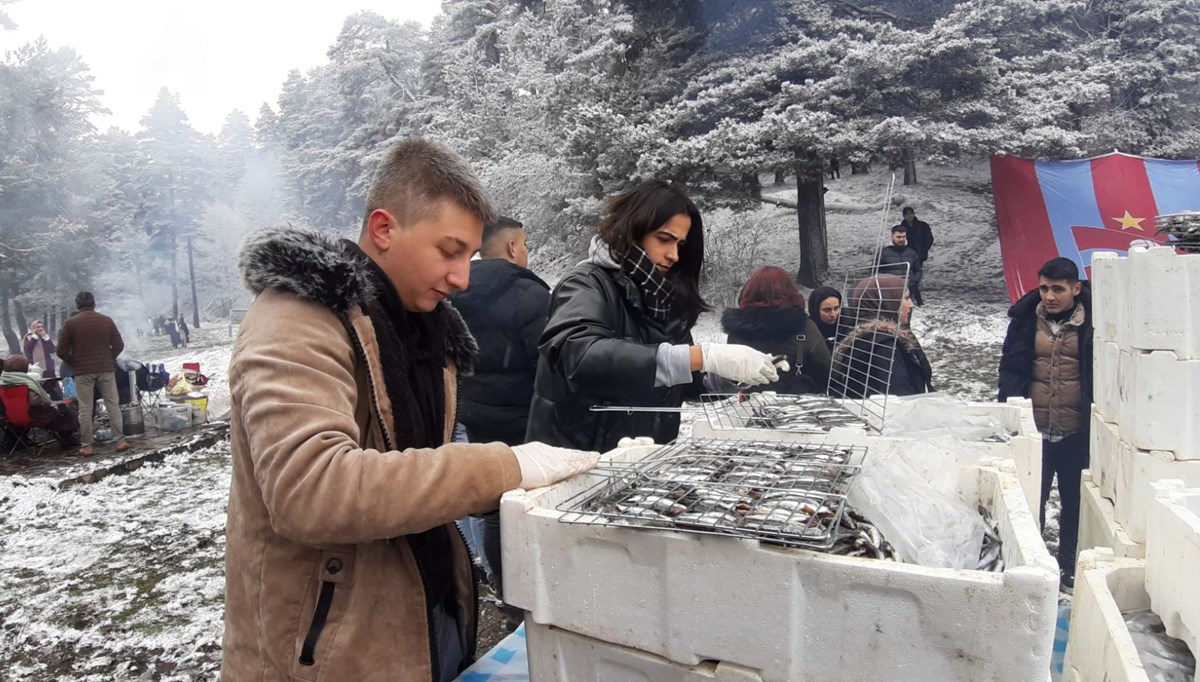 Karlar altında hamsi festivali: 2 ton hamsi tükettiler