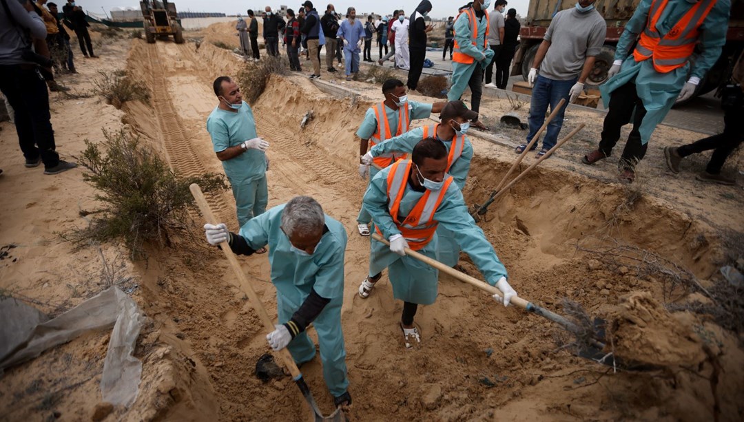 Gazze'deki toplu mezardan çıkarılan cansız beden sayısı 392'ye yükseldi