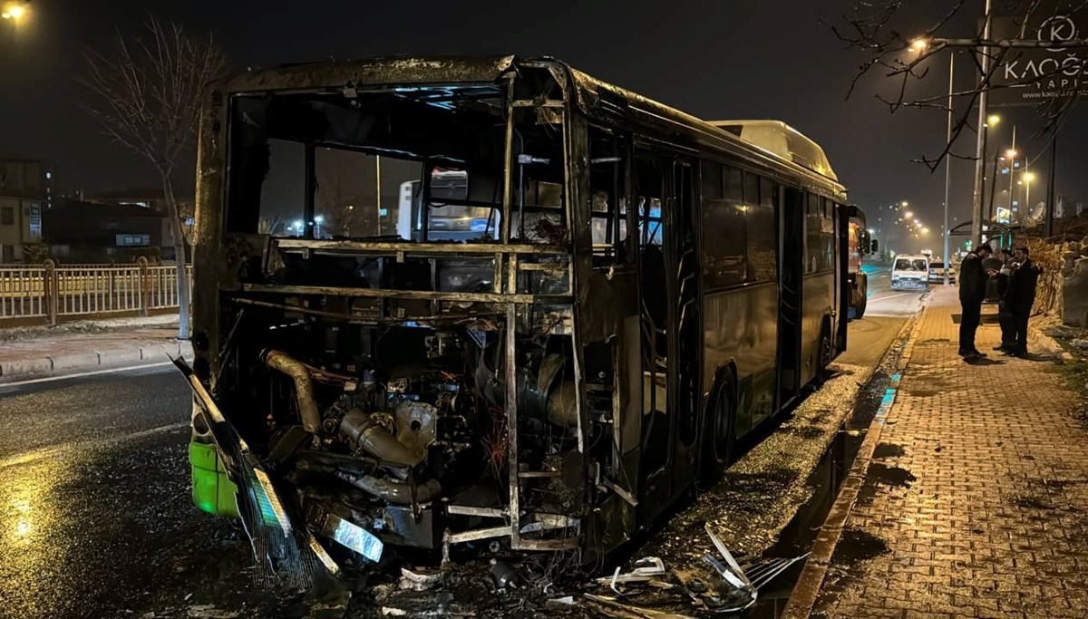 Kayseri'de özel halk otobüsü seyir halindeyken yandı