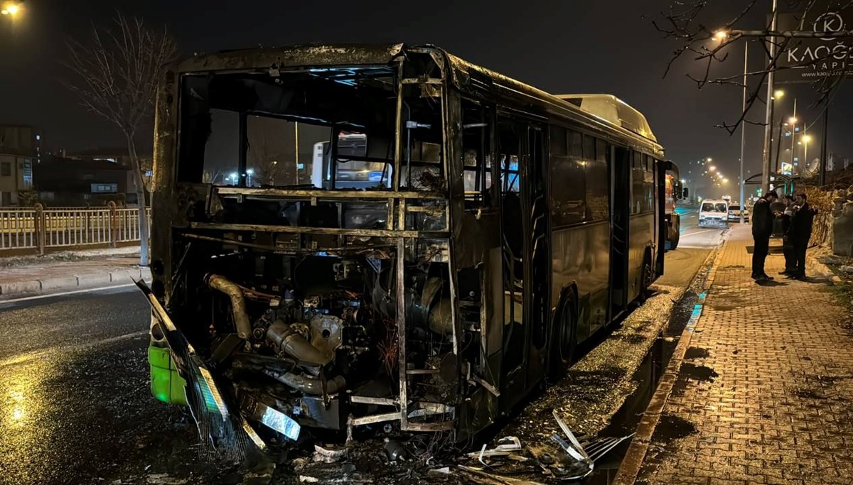 Kayseri'de özel halk otobüsü seyir halindeyken yandı Kayseri'de özel halk otobüsü seyir halindeyken yandı