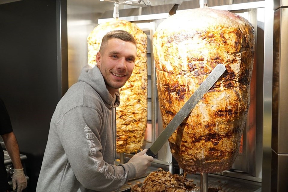 "Döner kralı" eski Galatasaraylı futbolcu servetine servet kattı - 1