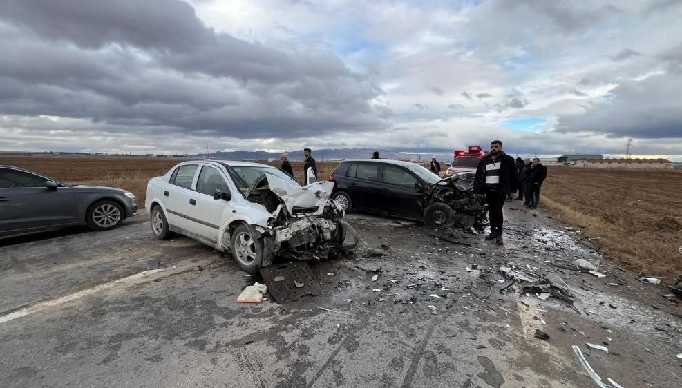 Afyonkarahisar'da feci kaza: 2 ölü, 3 yaralı