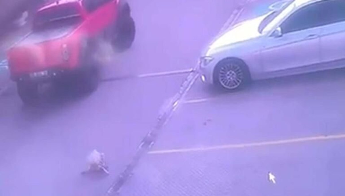 Ciple sokak köpeğinin üzerinden geçti: O anlar kamerada Ciple sokak köpeğinin üzerinden geçti: O anlar kamerada