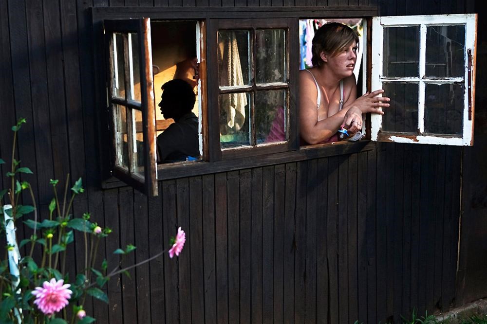 Фестиваль "Под крышей дома". Выставка инсталляций "Интерьер в чужом окне.