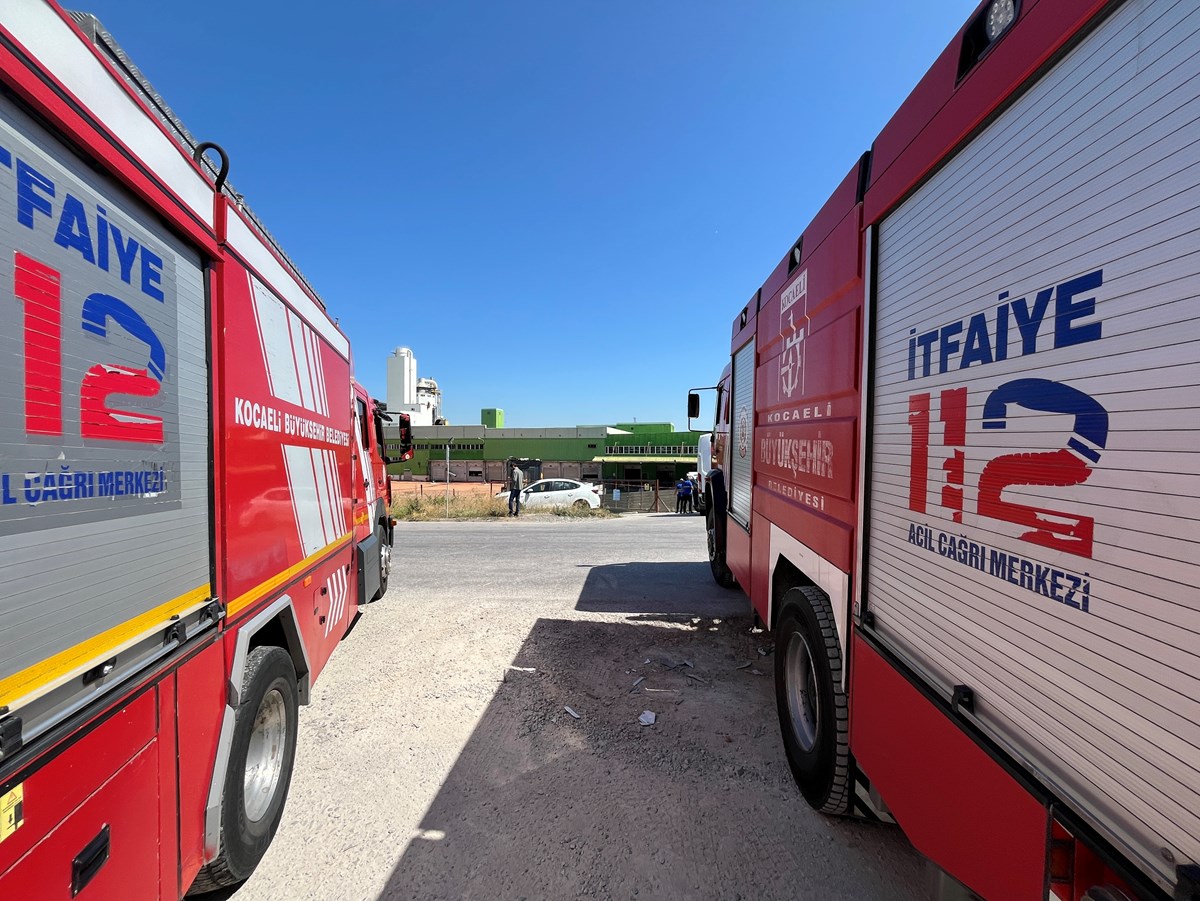 Fabrikaya çok sayıda ekip sevk edildi Fabrikaya çok sayıda ekip sevk edildi