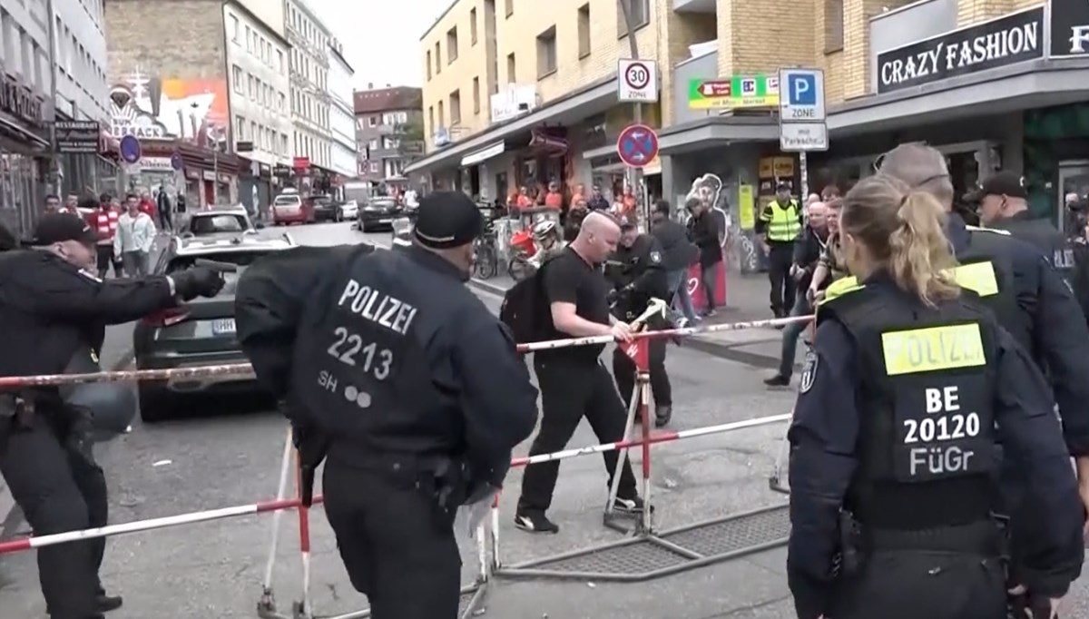 Polonya-Hollanda maçı öncesi gerginlik: Alman polisi bir kişiyi vurdu Polonya-Hollanda maçı öncesi gerginlik: Alman polisi bir kişiyi vurdu