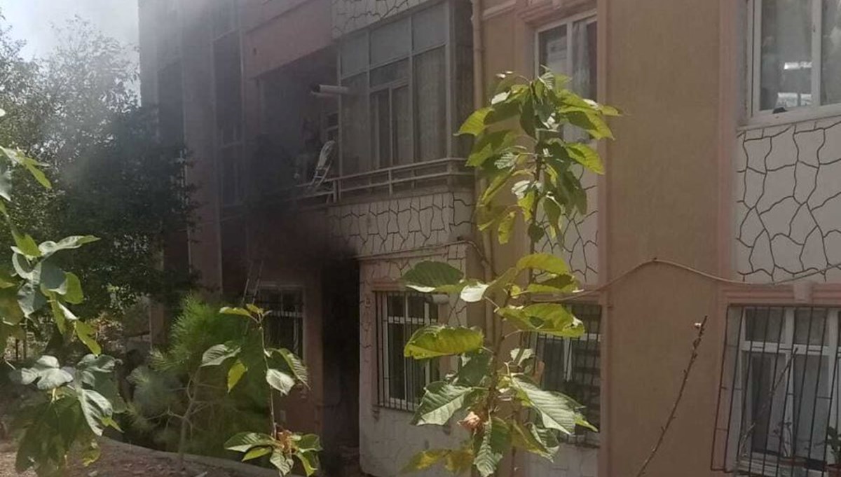 Bodrum kattaki yangında 3 kişi dumandan etkilendi Bodrum kattaki yangında 3 kişi dumandan etkilendi