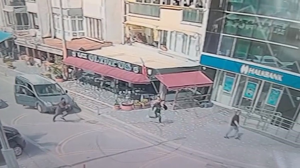 Şüphelilerin genç kadını kovalamaları güvenlik kameralarına böyle yansıdı. Şüphelilerin genç kadını kovalamaları güvenlik kameralarına böyle yansıdı.