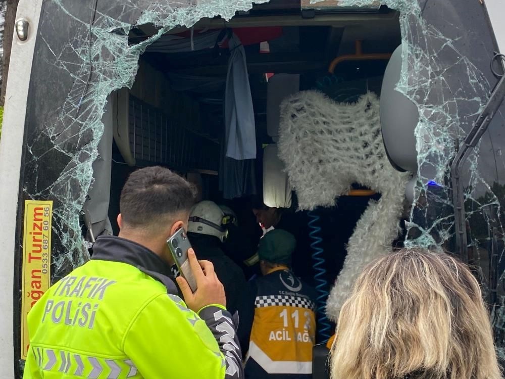 Antalya'da
otel çalışanlarını taşıyan servis devrildi: 19 yaralı - 2