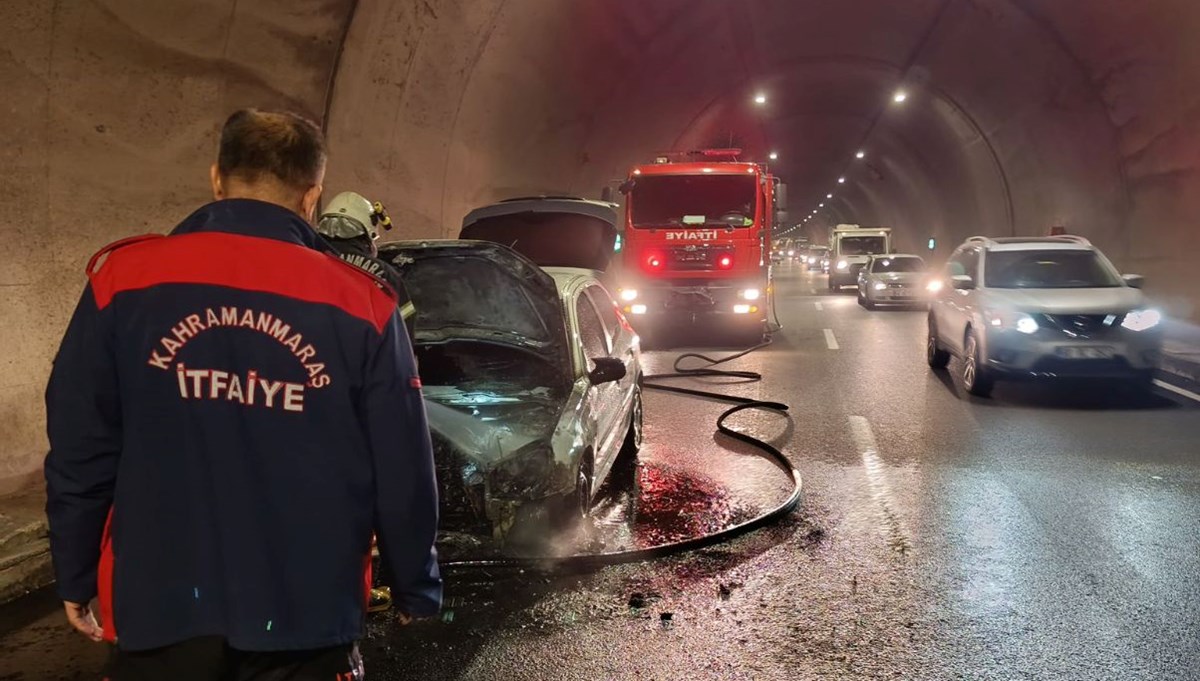 Kahramanmaraş’ta seyir halindeki otomobil yandı