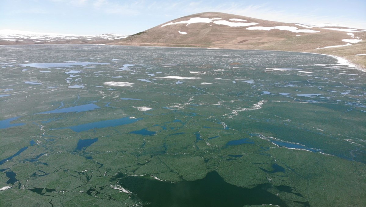 Kars'ta buz tutan gölün buzları çözülüyor