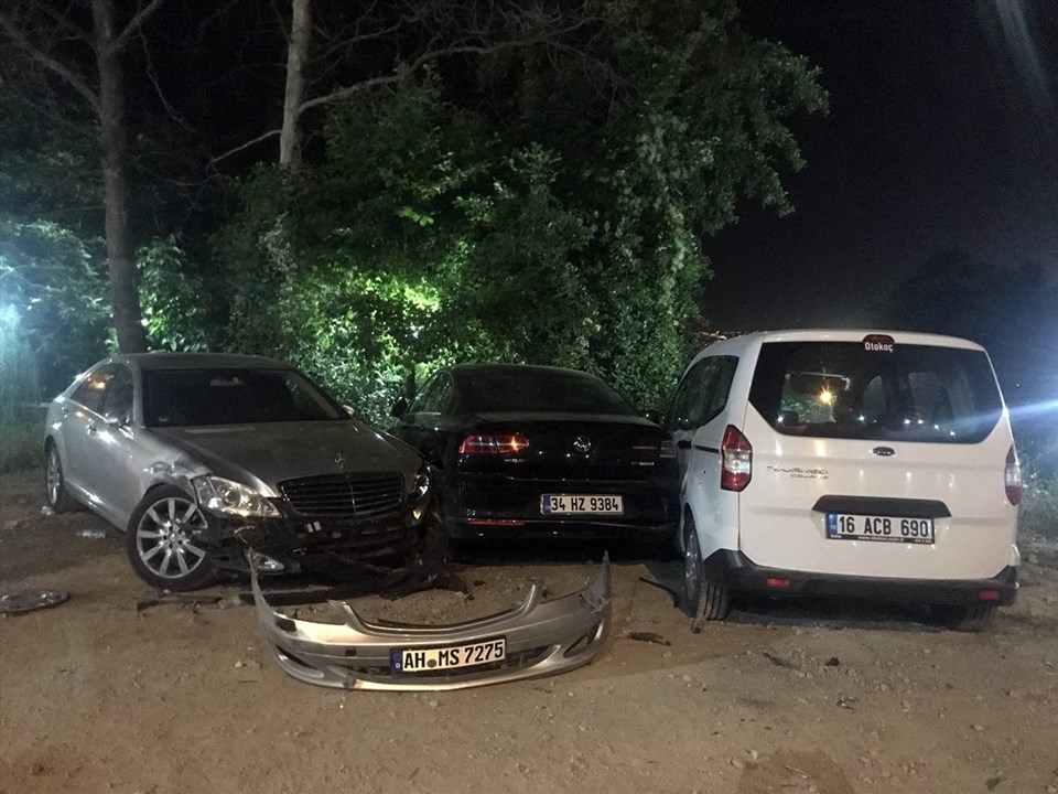 Bursa'da minibüs otoparktaki araçlara ve yayalara çarptı: Biri ağır 8 yaralı - 1