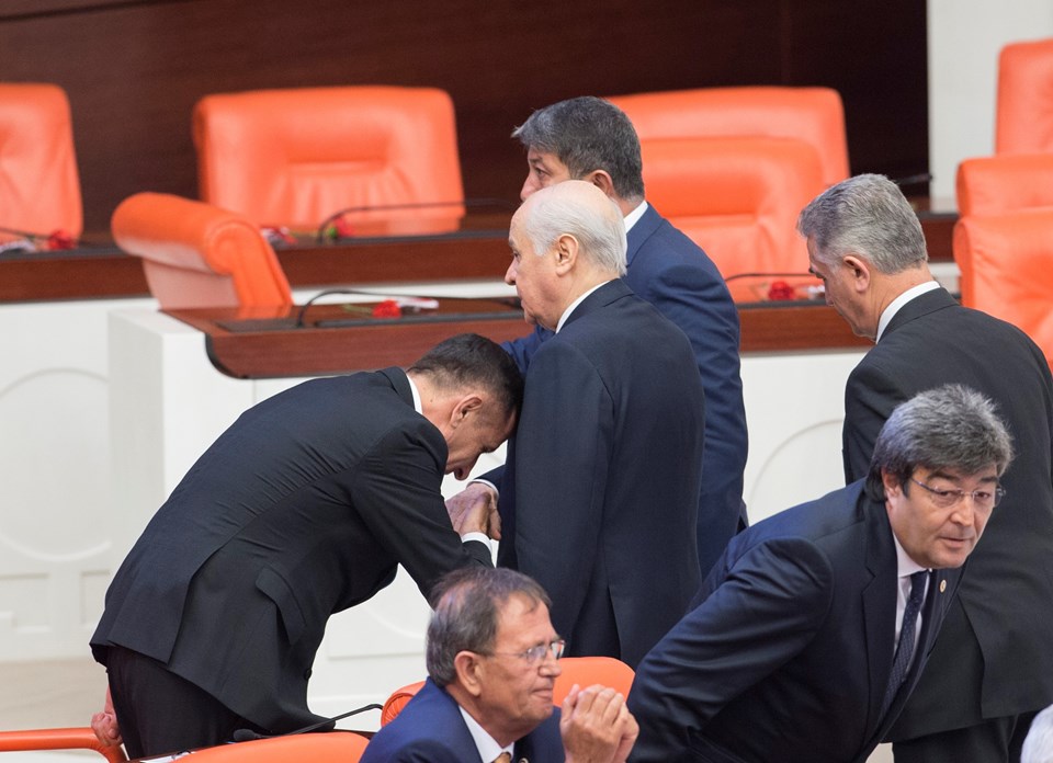 İYİ Parti milletvekili Bahçeli'nin elini öptü - 1