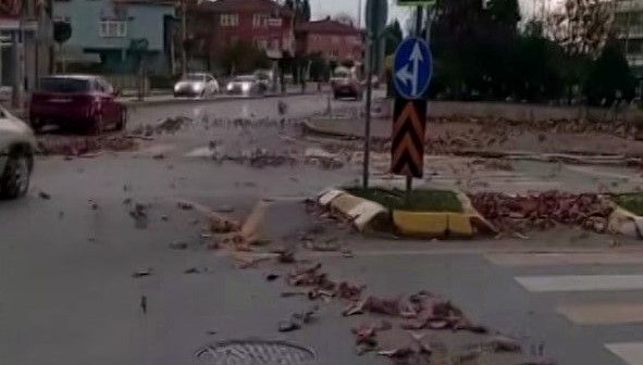 Sakarya’da fırtına hayatı olumsuz etkiledi