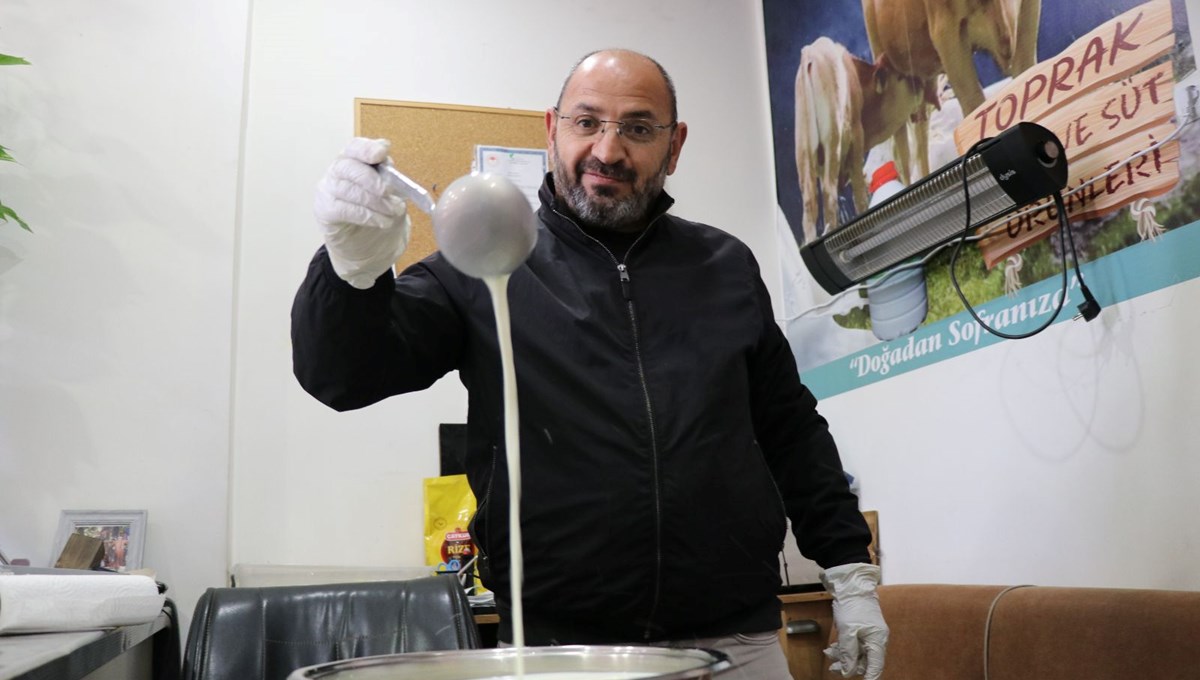 Bir bardak süt ile önyargıları yıktı: Sabah okula giden çocuklara dağıttı