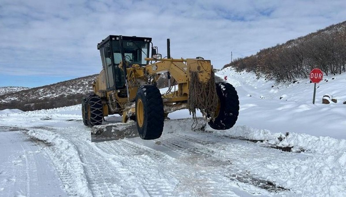 Elazığ’da 105 köy yolu kardan ulaşıma kapandı Elazığ’da 105 köy yolu kardan ulaşıma kapandı